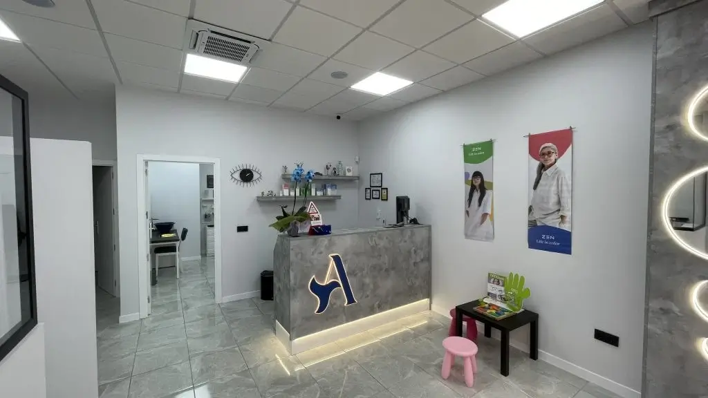 Interior moderno de Óptica Alhazen en Granada