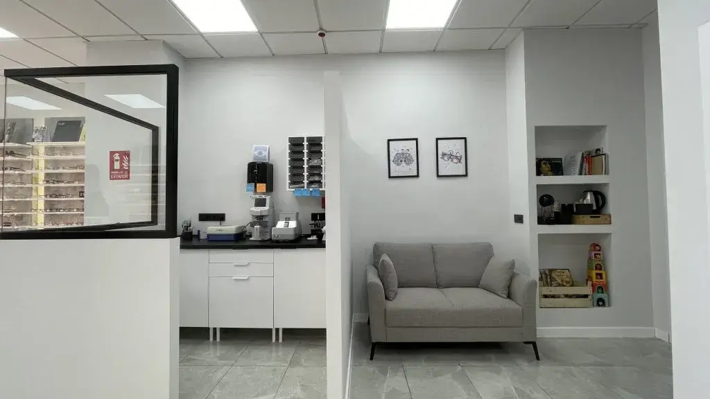 Atención personalizada en Centro Óptico Alhazen